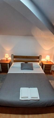 a bedroom with a bed with two plates on it at Ferradosa GuestHouse in São João da Pesqueira