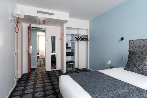 a hotel room with a bed and a hallway at Hotel Astoria - Astotel in Paris