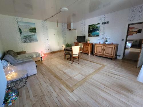 un salon avec un canapé et une table dans l'établissement Location à la ferme entre lacs et montagnes 