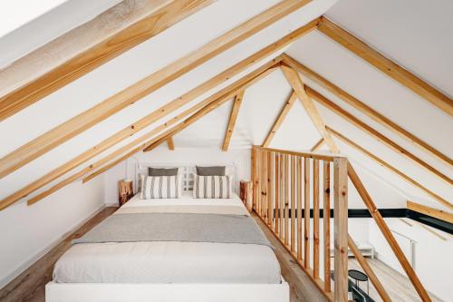 a bedroom in a loft with two beds at Apartamenty Leszka 2, self check in 24h in Poznań