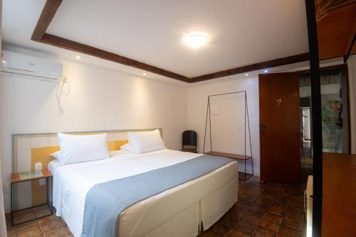 a bedroom with a large white bed in a room at Pouso da Trilha Hospedagem in Lençóis