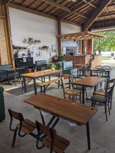 un groupe de tables et de chaises dans un restaurant dans l'établissement Les logements insolites de la Base Nautique, à Verneuil