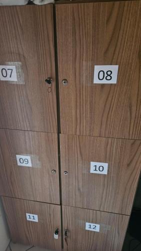 drewniana szafka bez żadnych znaków po bokach w obiekcie Nossa Casa w mieście Arraial do Cabo