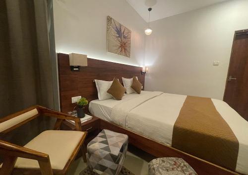 a hotel room with a bed and a chair at Baga Vista in Baga