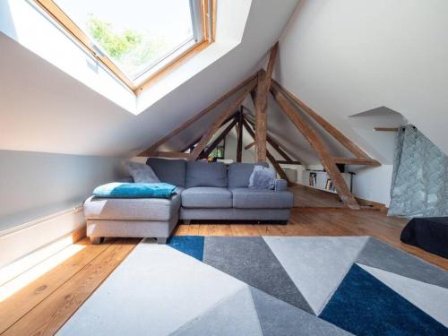 un salon avec un canapé et une fenêtre dans l'établissement Finca Elena - Collection Idylliq, à Gouttières