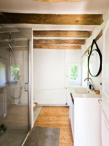 une salle de bain avec douche et lavabo dans l'établissement Finca Elena - Collection Idylliq, à Gouttières
