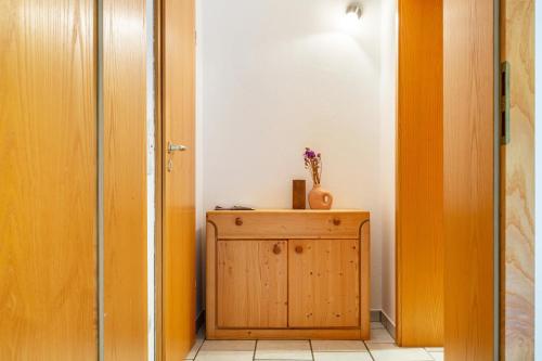 a hallway with a wooden cabinet in a room at Ferienwohnung Schatzlmayr in Vilshofen an der Donau