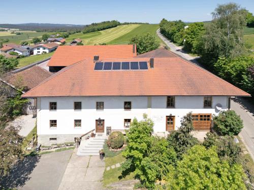 an overhead view of a white house with a red roof at Ferienhof Schütz in Eschlkam