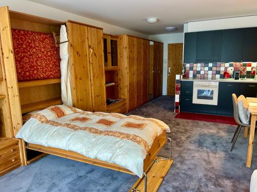 Postel nebo postele na pokoji v ubytování Alpine Studio Apartment