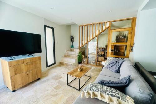 un salon avec un canapé et une télévision à écran plat dans l'établissement 