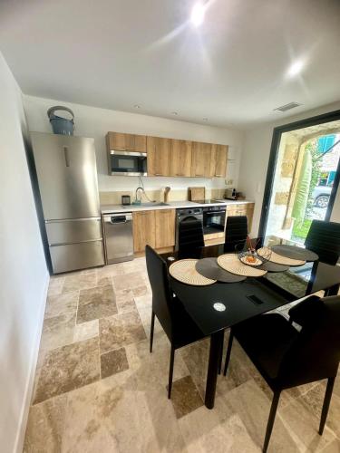 une cuisine avec une table et des chaises dans une pièce dans l'établissement 