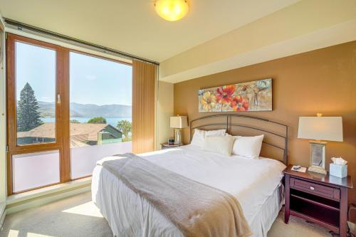 Postel nebo postele na pokoji v ubytování Chelan Home Views, Pool, Hot Tub, and Beach Access