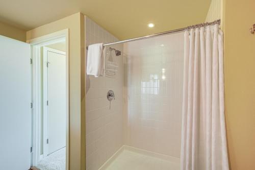 Koupelna v ubytování Chelan Home Views, Pool, Hot Tub, and Beach Access