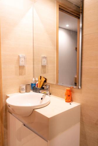a bathroom with a white sink and a mirror at Dreamy'home-Căn Hộ view biển in Ha Long