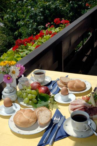 una mesa con platos de comida y tazas de café en ATMOSPHERE Apartments, en Bled