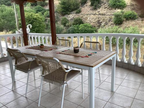 Rõdu või terrass majutusasutuses Sunny Luxury House Iraklitsa