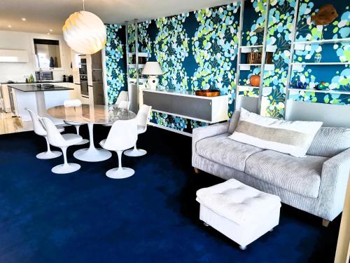 un salon avec un canapé et une table dans l'établissement Les Soleils, à Les Sables-dʼOlonne