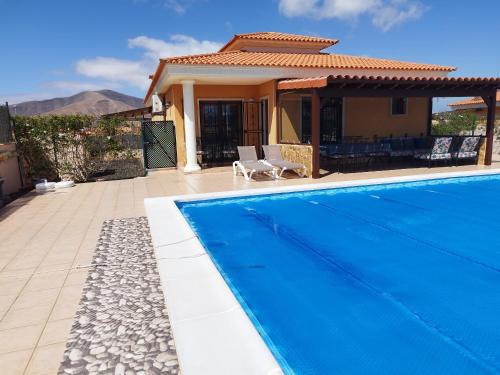 Bazén v ubytování Villa Casa Del Sol 3 Bedroom Villa With Private Solar Covered 12m x 6m Pool Minimum Stay 7 Nights Chromecast And WiFi Throughout The Property nebo v jeho okolí
