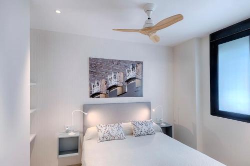 une chambre avec un lit et un ventilateur de plafond dans l'établissement Ruzafa´s Gate 3, à Valence