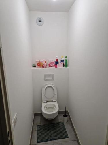 Elle comprend une petite salle de bains pourvue de toilettes. dans l'établissement Appartement cozy, 2 chambres en plein cœur de Montpellier, à Montpellier