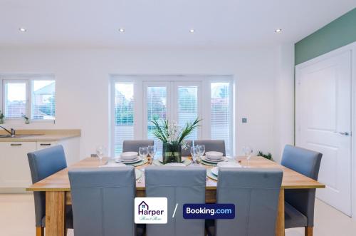 Η κουζίνα ή μικρή κουζίνα στο 4 Bedroom By Harperletting Short Lets & Serviced Accommodation Chester With Detached Games room Drive Long or Short stays