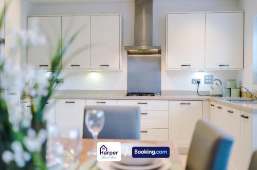 Η κουζίνα ή μικρή κουζίνα στο 4 Bedroom By Harperletting Short Lets & Serviced Accommodation Chester With Detached Games room Drive Long or Short stays