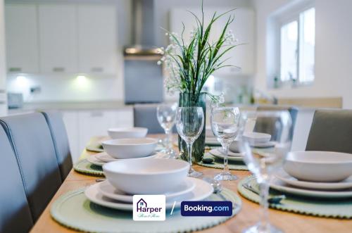Φωτογραφία από το άλμπουμ του 4 Bedroom By Harperletting Short Lets & Serviced Accommodation Chester With Detached Games room Drive Long or Short stays σε Christleton