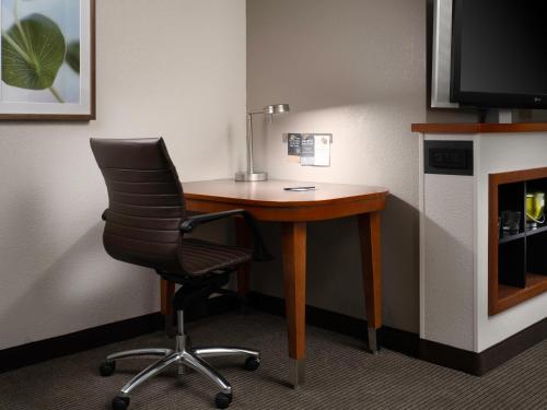 a desk and a chair in a room at Hyatt Place Columbus/Dublin in Dublin