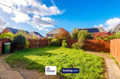 Κήπος έξω από το 4 Bedroom By Harperletting Short Lets & Serviced Accommodation Chester With Detached Games room Drive Long or Short stays