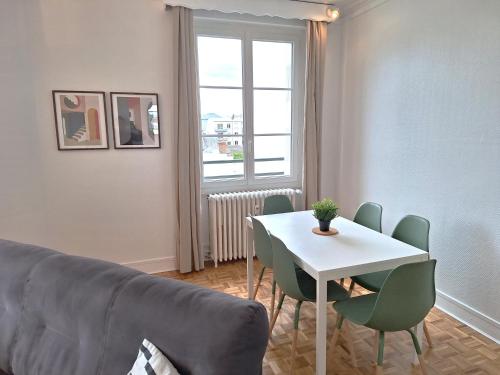 un salon avec une table, des chaises et un canapé dans l'établissement 2 Appartements 6 personnes Orléans Centre - Proche gare SNCF, à Orléans
