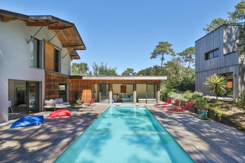 une piscine dans l'arrière-cour d'une maison dans l'établissement Villa des Pins, à Seignosse