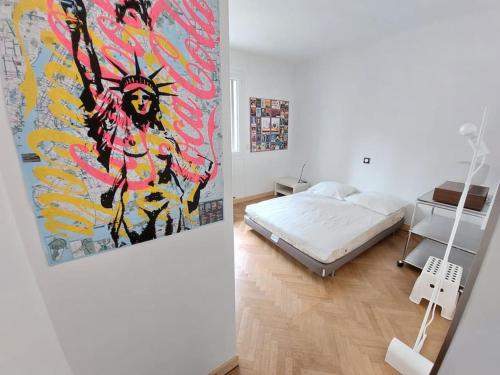 une chambre avec un lit et un tableau au mur dans l'établissement Appartement avec terrasse en plein centre-ville, à Marseille