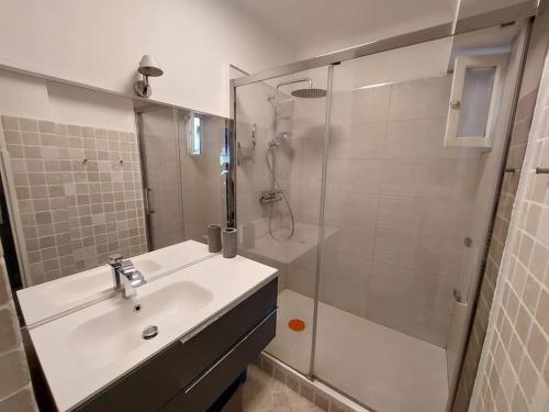 une salle de bain avec un lavabo et une douche dans l'établissement Appartement avec terrasse en plein centre-ville, à Marseille