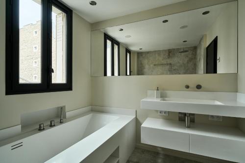 une salle de bain avec deux lavabos et un miroir dans l'établissement Duplex vue Tour Eiffel, à Paris