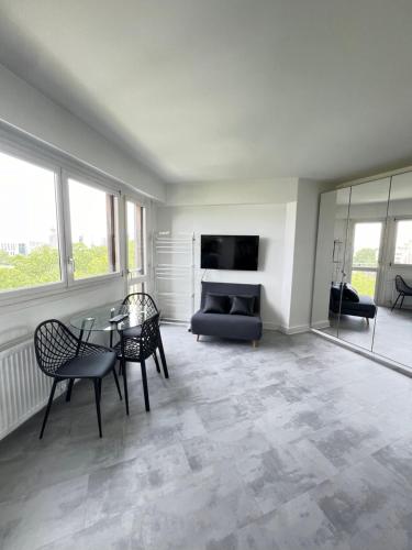Apartment HOME in Paris with View, 15min direct to center