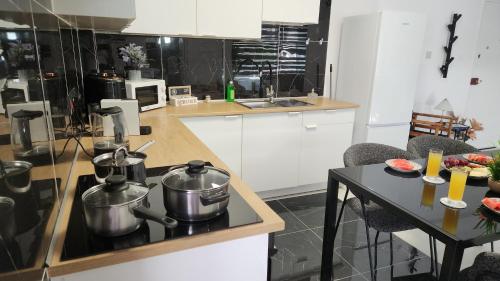 Una cocina o zona de cocina en Luxurious Orestis