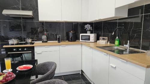 Una cocina o zona de cocina en Luxurious Orestis