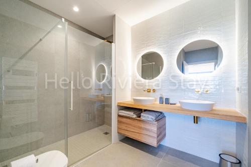 une salle de bain avec deux lavabos et une douche dans l'établissement Villa Gaïa, piscine, vue mer, salle de sport, à Tourrettes-sur-Loup