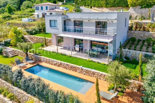 une vue aérienne d'une maison avec piscine dans l'établissement Villa Gaïa, piscine, vue mer, salle de sport, à Tourrettes-sur-Loup