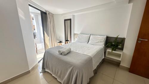 ein Schlafzimmer mit einem Bett und einem Handtuch darauf in der Unterkunft Flat à Beira-Mar na Praia de Cabo Branco 327 in João Pessoa