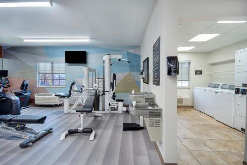 Телевизор и/или развлекательный центр в Candlewood Suites Buffalo Amherst by IHG