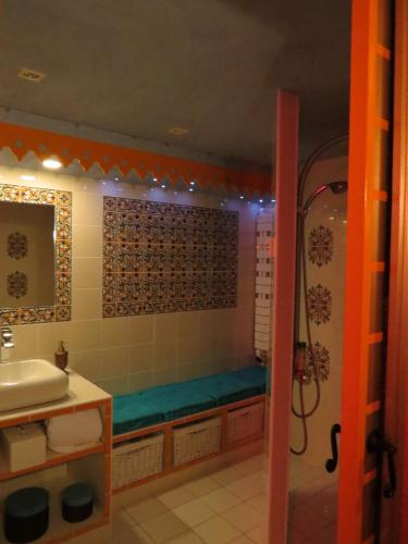 une salle de bain avec une baignoire, un lavabo et une douche dans l'établissement Champagne Gilmaire-Etienne, à Binson-et-Orquigny