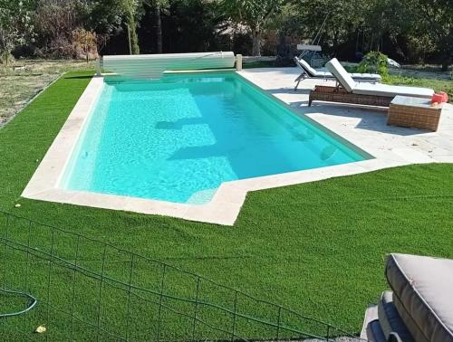 Bazén v ubytování Chalet charmant à Verfeil avec piscine partagée nebo v jeho okolí