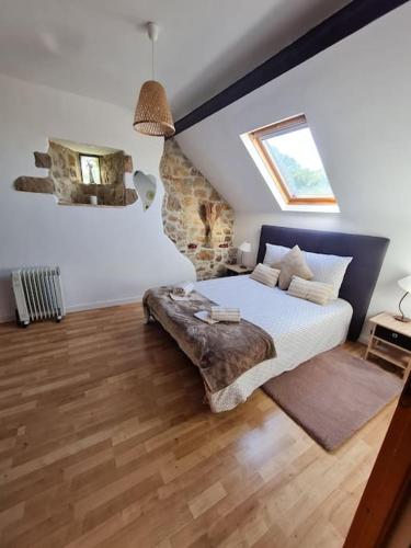 une chambre avec un lit et une table dedans dans l'établissement La Passerelle de la Baie, à Roz-sur-Couesnon