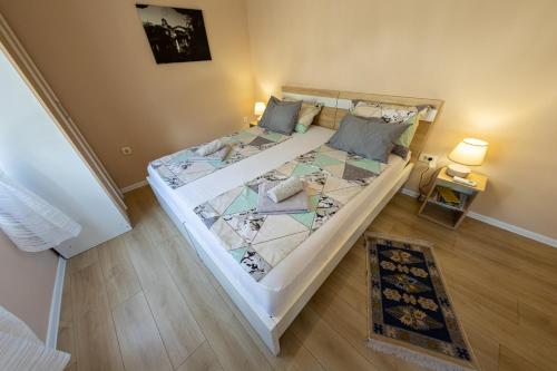 Postel nebo postele na pokoji v ubytování Kaldrma Guesthouse