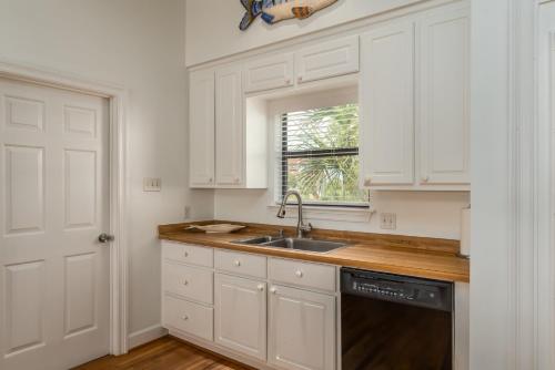 Køkken eller tekøkken på New Listing Spotlight! Pink Palace