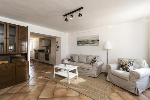 a living room with a couch and a table at Bed and breakfast Biancalana in Petritoli
