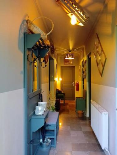 un couloir d'une pièce avec un lavabo dans une pièce dans l'établissement Les Sens des Bois - Gite Les Grives, à Licques