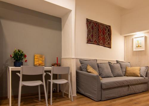 a living room with a couch and a table at Gauli casa vacanze in Chiavari