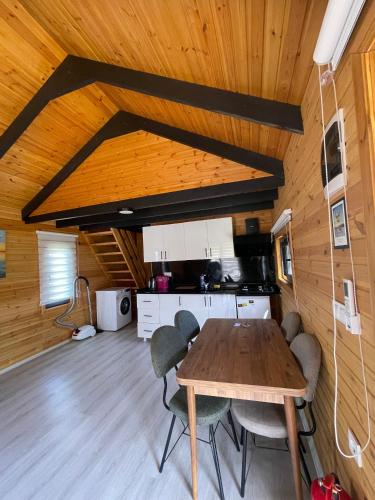 a kitchen and dining room with a table and chairs at 101 Gün Kiralık Havuzlu Lake House kayacık in Dalaman